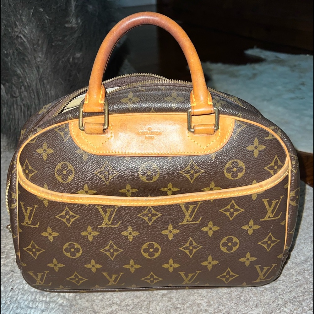 Small Louis Vuitton purse